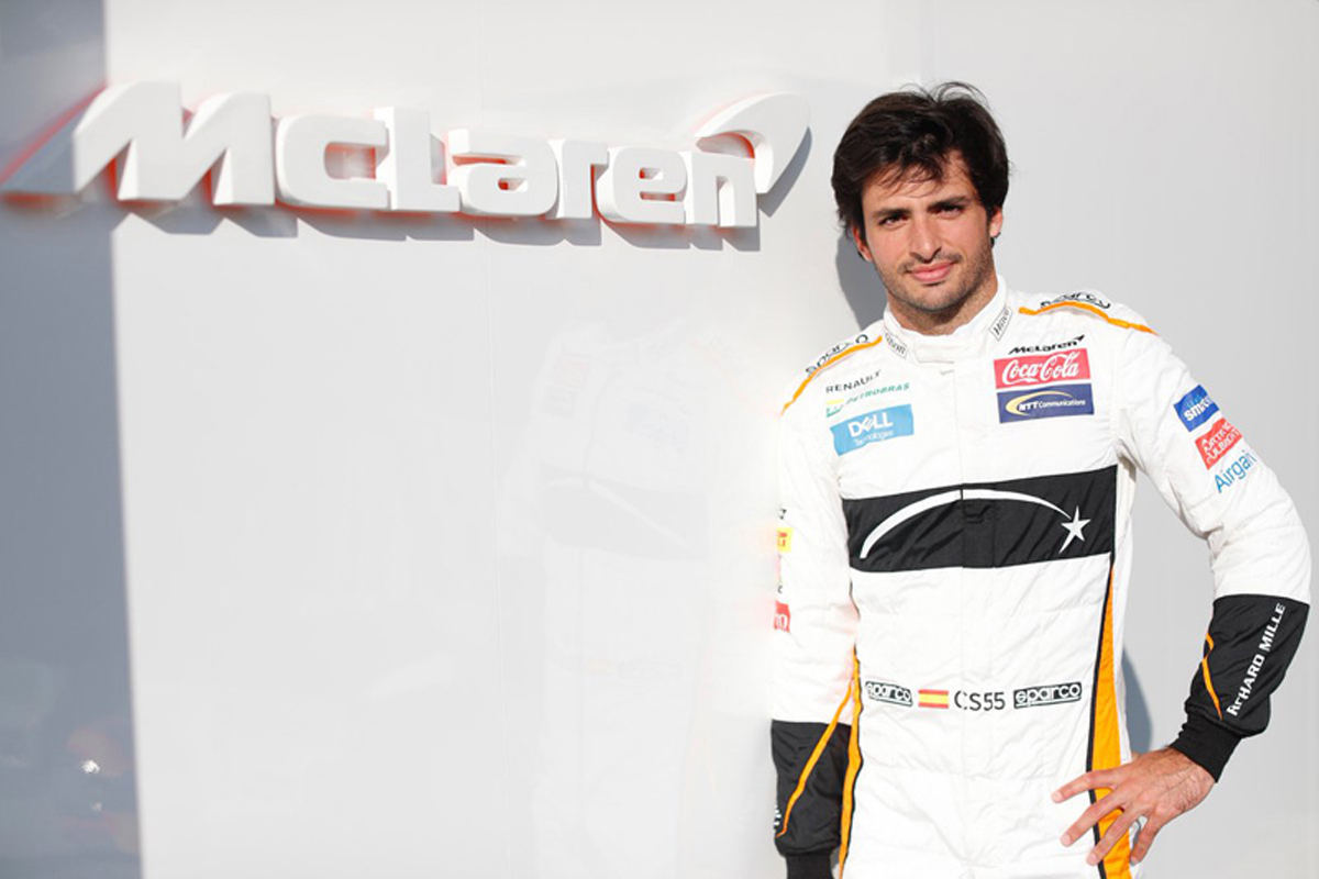 カルロス・サインツ、マクラーレンのレーシングスーツ姿を披露