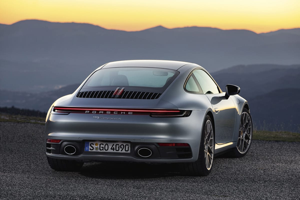 ポルシェ、第8世代へと進化した新型911を世界初公開