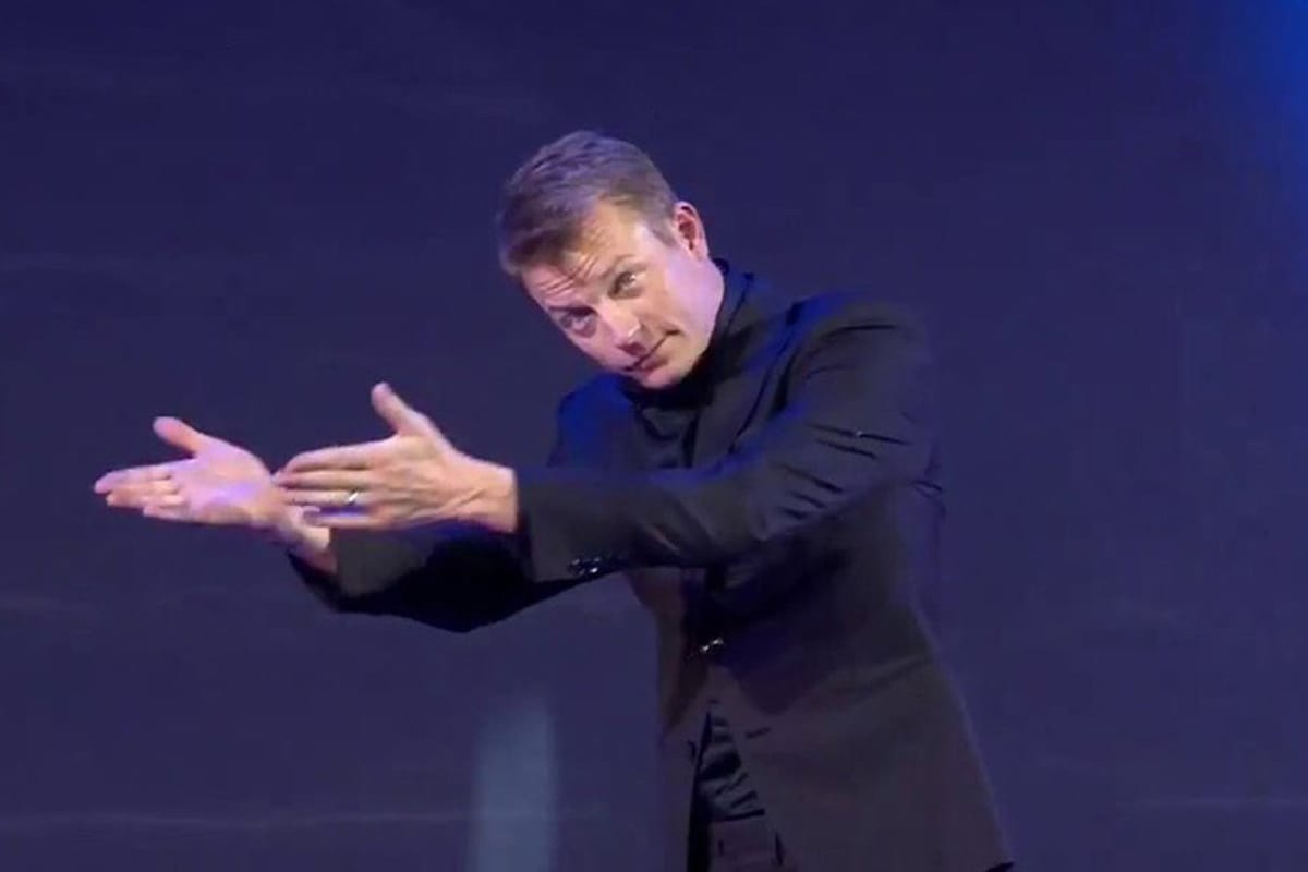 【動画】 キミ・ライコネン、FIA表彰式で酒に酔って千鳥足で上機嫌
