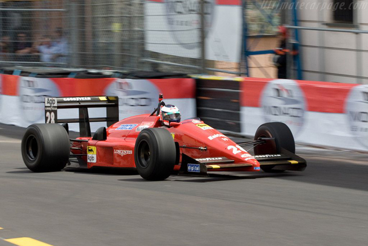 フェラーリ F1マシンが新名神高速道路本線でデモ走行