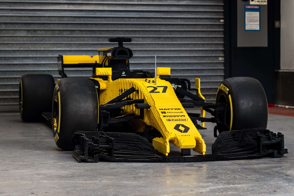 レゴで作られた実物大ルノーF1マシンがオークションに出品