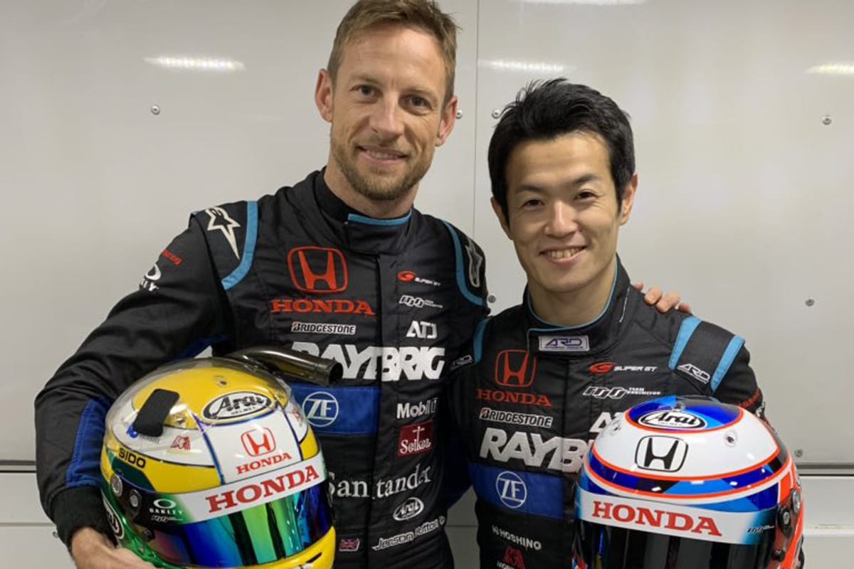 SUPER GT | ジェンソン・バトンと山本尚貴がヘルメットを交換