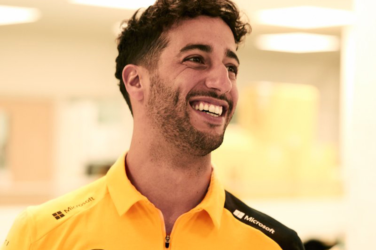 ルノーF1チーム、ダニエル・リカルドのチームウエア姿を披露