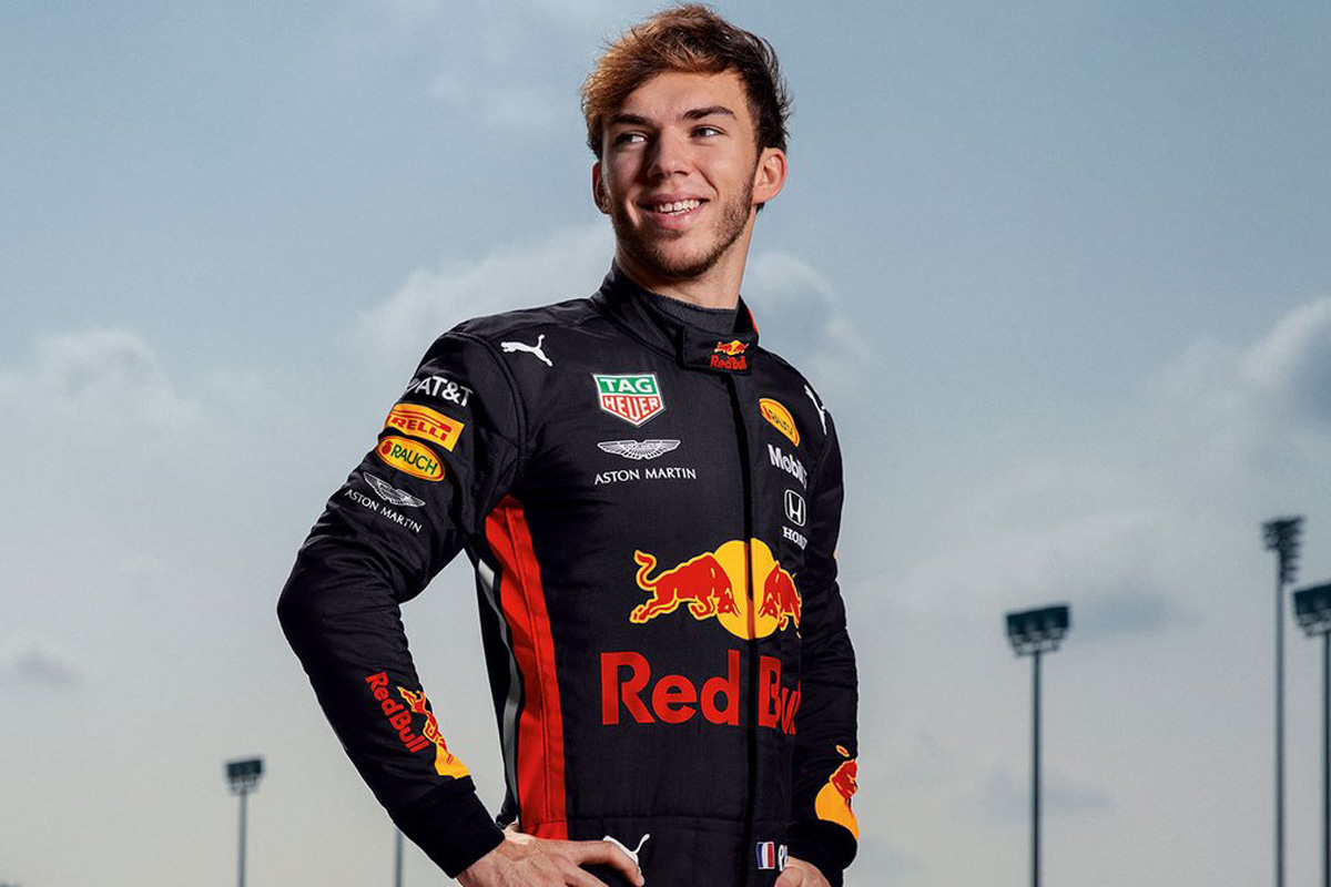 レッドブル・レーシング、ホンダのロゴ入りF1レーシングスーツを公開