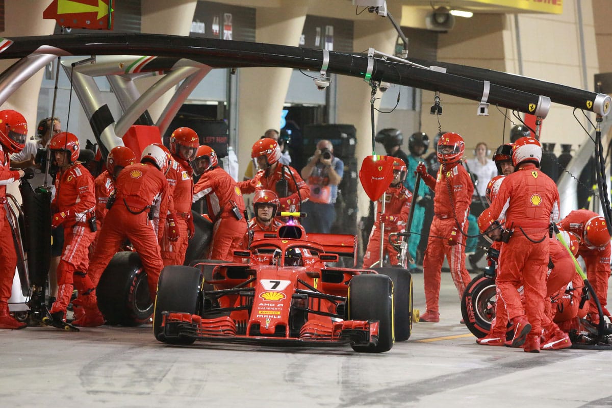ピット事故で脚を骨折したフェラーリのメカニックが現場復帰