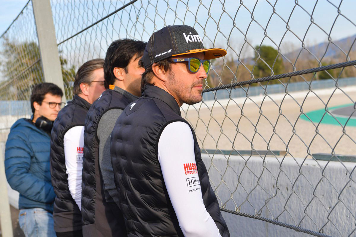 フェルナンド・アロンソ、ヘルメット持参でF1テストを訪問