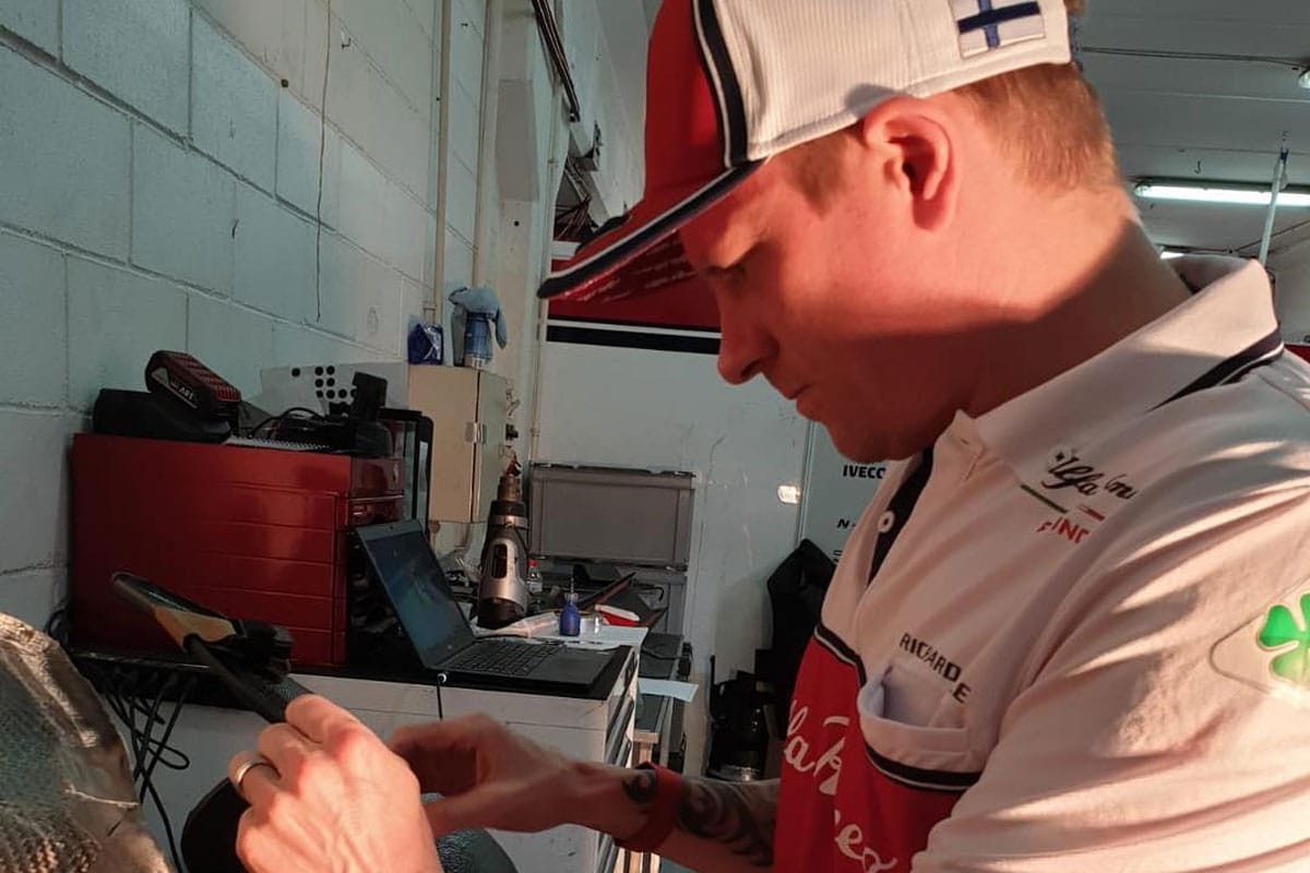 【動画】 キミ・ライコネン、工具を持って自らF1シートを修理