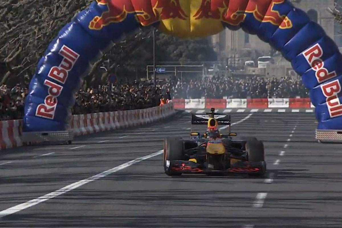 レッドブル・ホンダのF1マシンが東京の外苑いちょう並木を爆走!