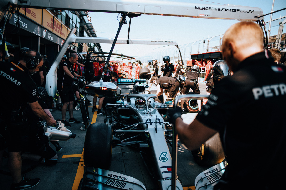 メルセデス、フェラーリ型のF1フロントウイングの評価を継続