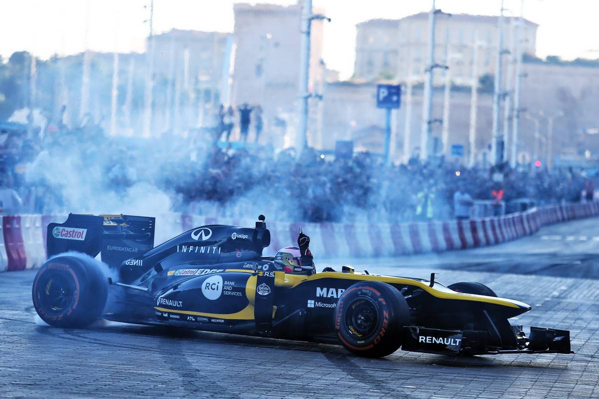 ルノーF1チーム、ディズニーランド・パリでF1デモ走行を実施