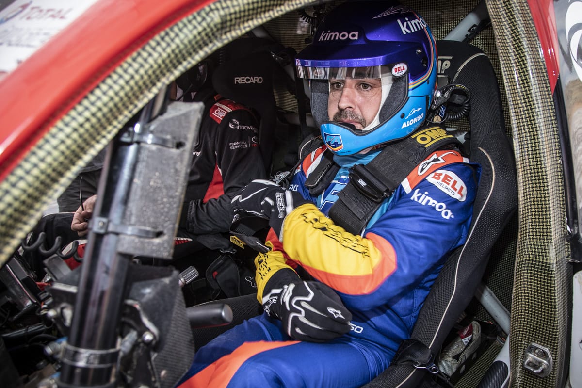 フェルナンド・アロンソ、ダカール優勝車両ハイラックスをテスト