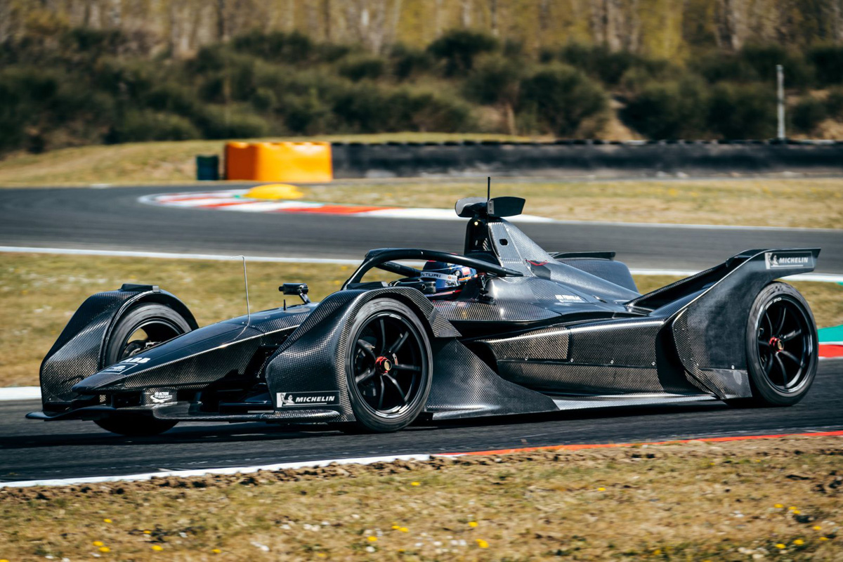フォーミュラE | メルセデス、EQ Silver Arrow 01をシェイクダウン