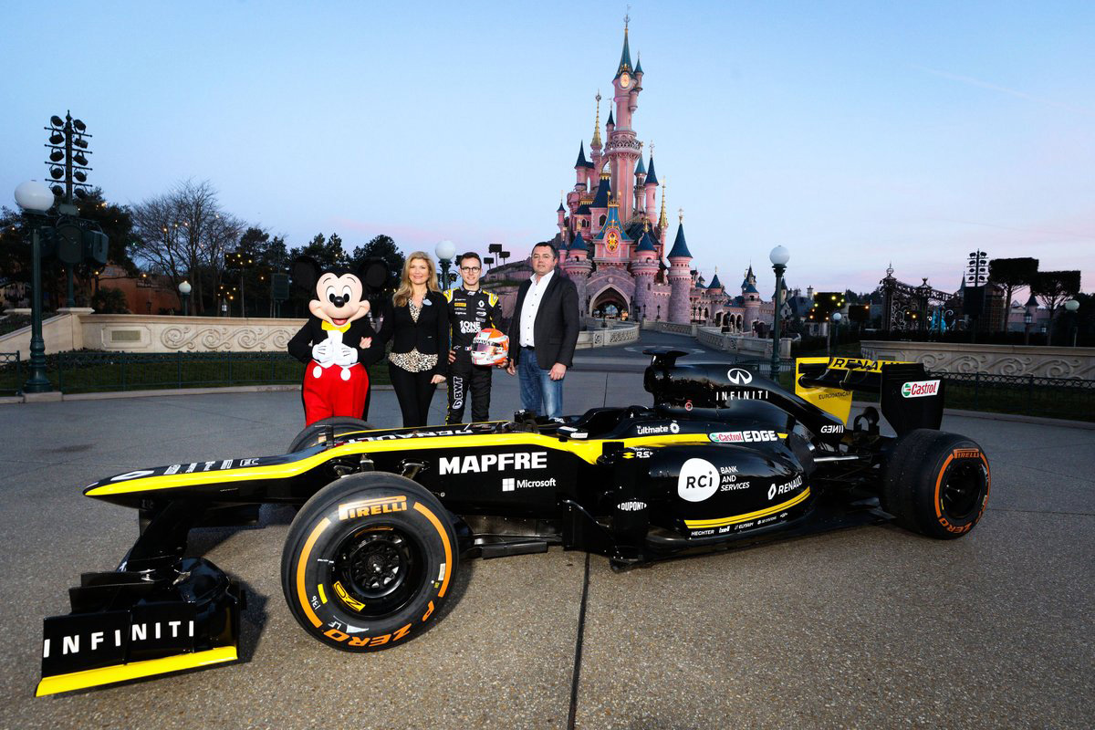 ルノーF1チーム、ディズニーランド・パリでF1マシンでのデモ走行を実施