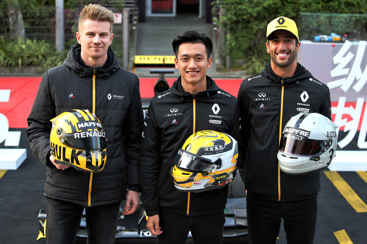 ルノーF1のドライバー、1000回目のF1グランプリで特別ヘルメットを着用