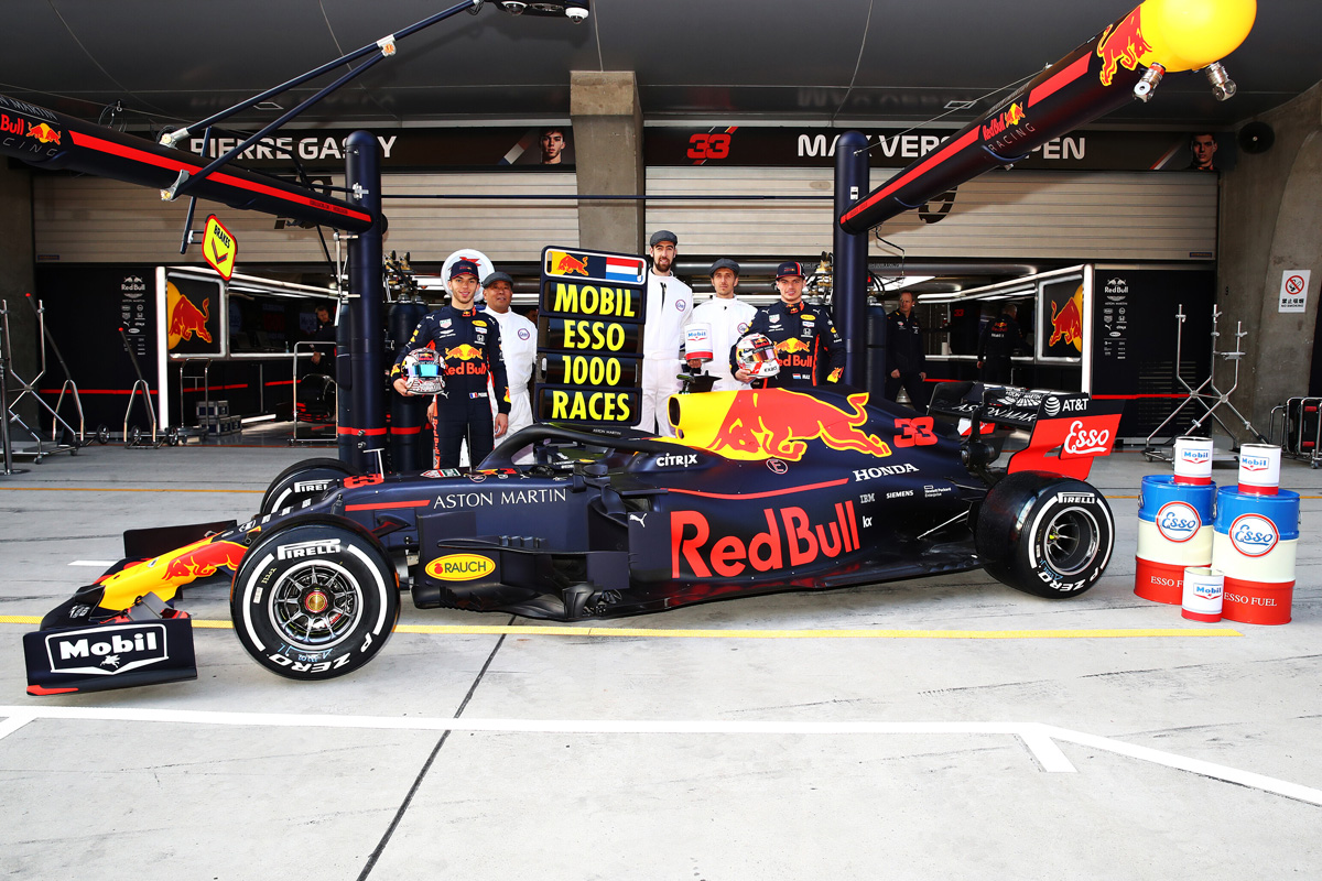 エクソンモービル、F1の1000回目のグランプリをレトロな装いでお祝い
