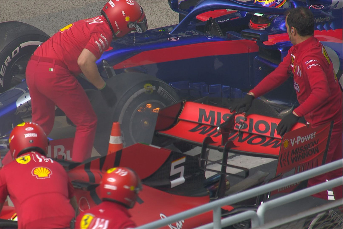 【動画】 フェラーリのメカニックがアルボンのブレーキからの炎を消火
