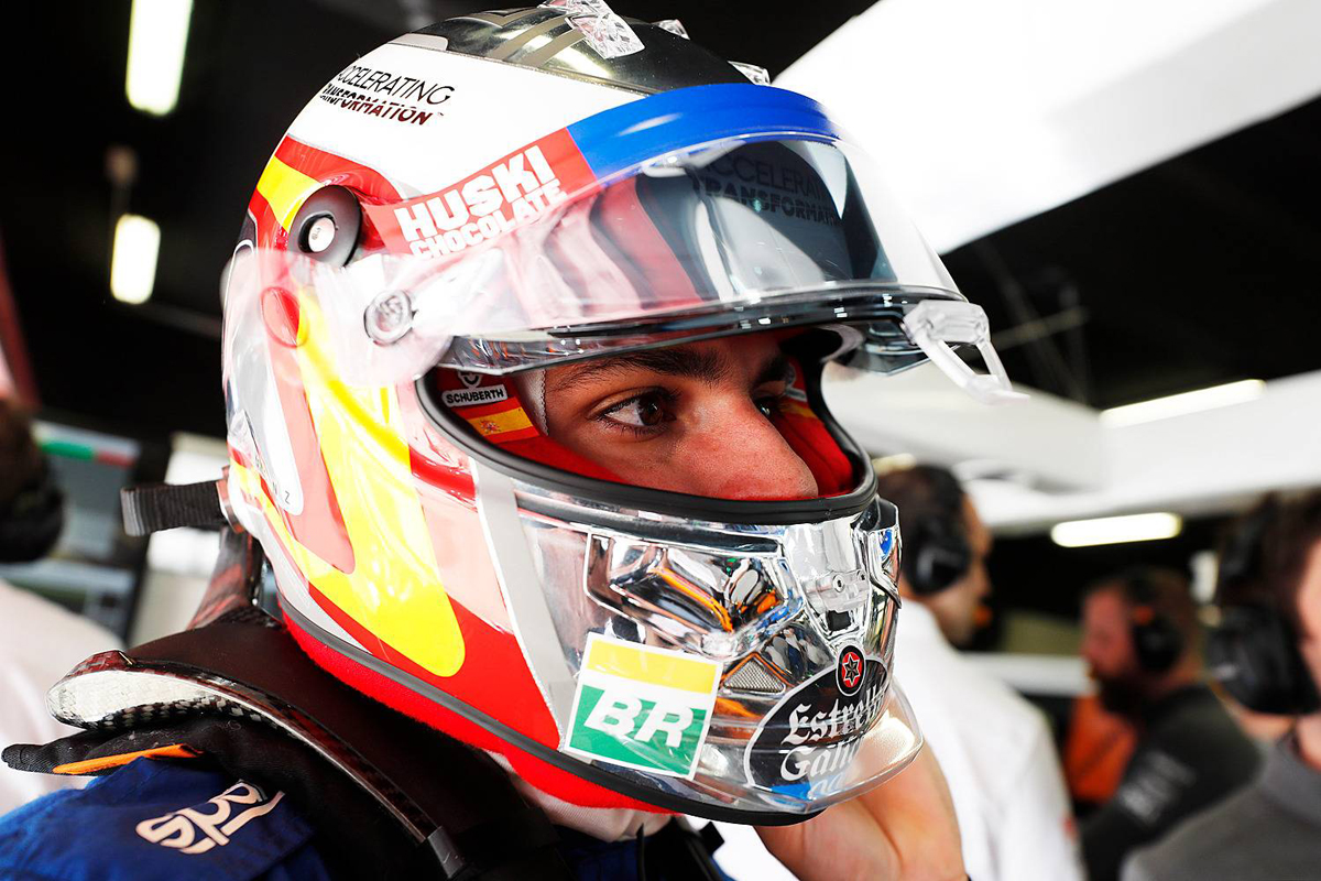 カルロス・サインツ、F1スペインGPにスペシャルヘルメットを着用
