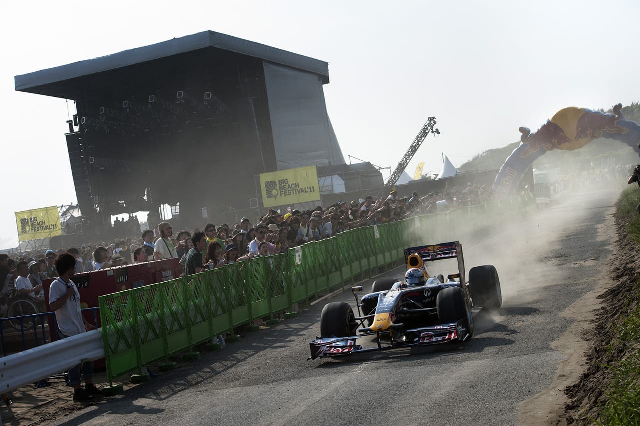 レッドブル、幕張でF1デモ走行を実施