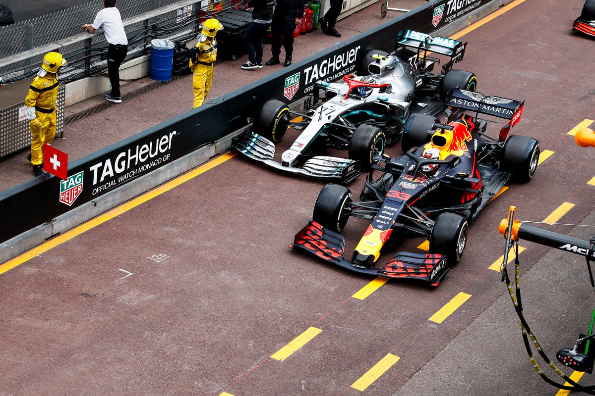 フェルスタッペンとボッタスのピットでの接触事故はハミルトンが誘発？