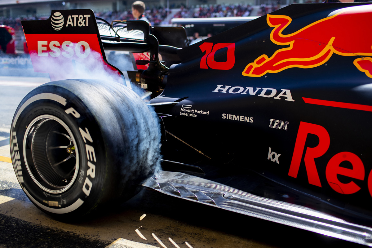 レッドブルとピレリ、2019年F1タイヤについてメディアを介して口論