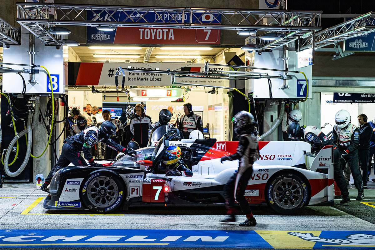 ル・マン24時間 | トヨタの2台が秒差の首位争いのままレース折り返し