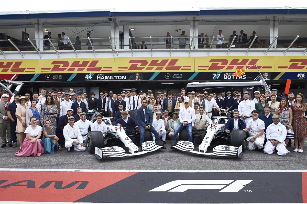 メルセデス、F1ドイツGPでの乱調は派手な衣装と演出が原因?