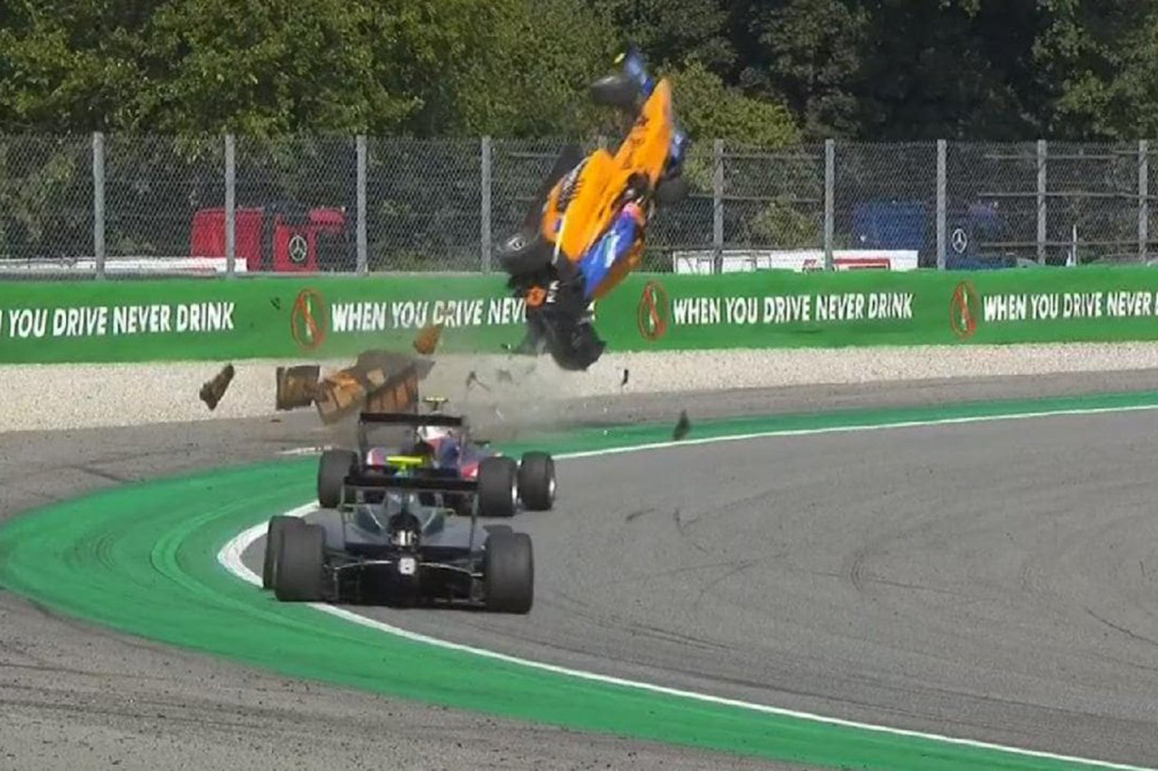F3イタリア大会でマシンが宙を舞う大事故…幸いにもドライバーは無事