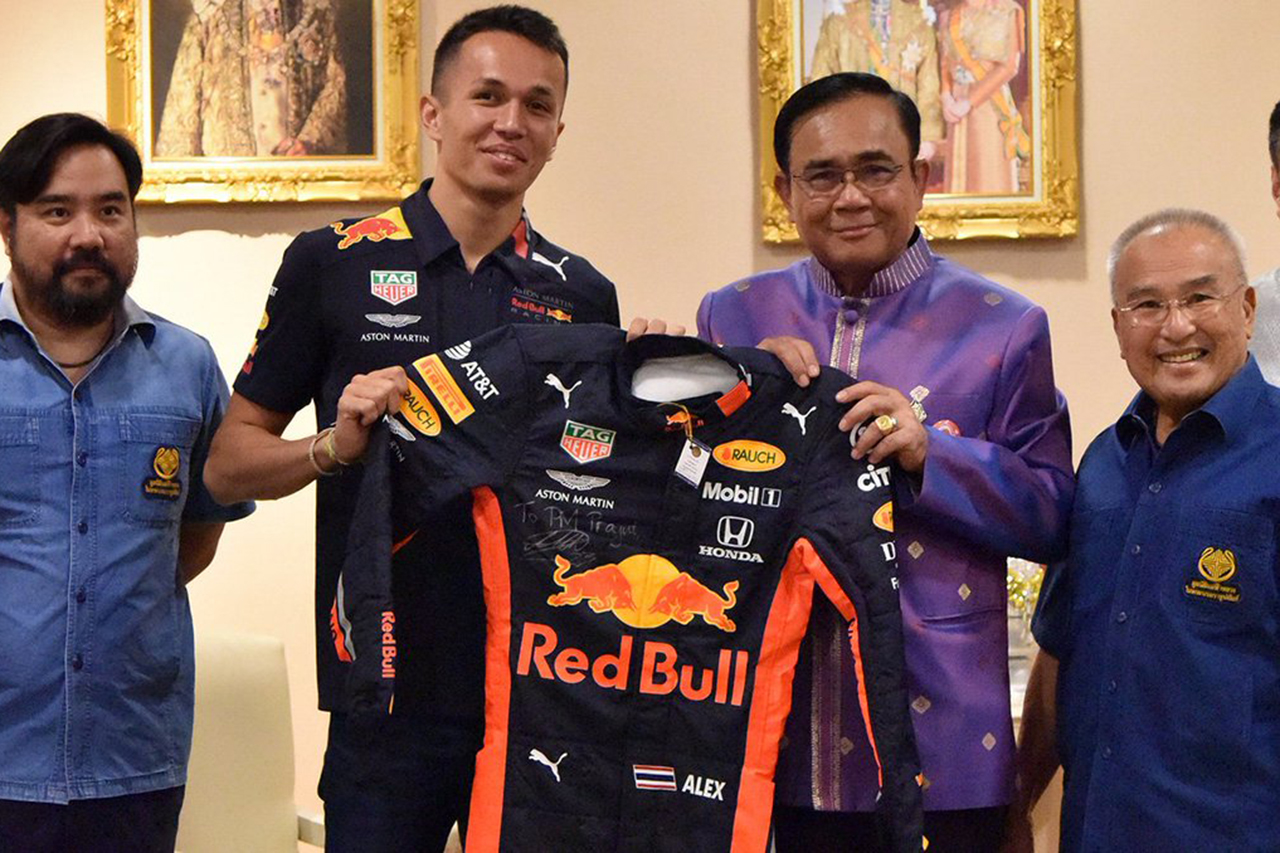 アレクサンダー・アルボン、タイ王国首相プラユット・チャンオチャを訪問
