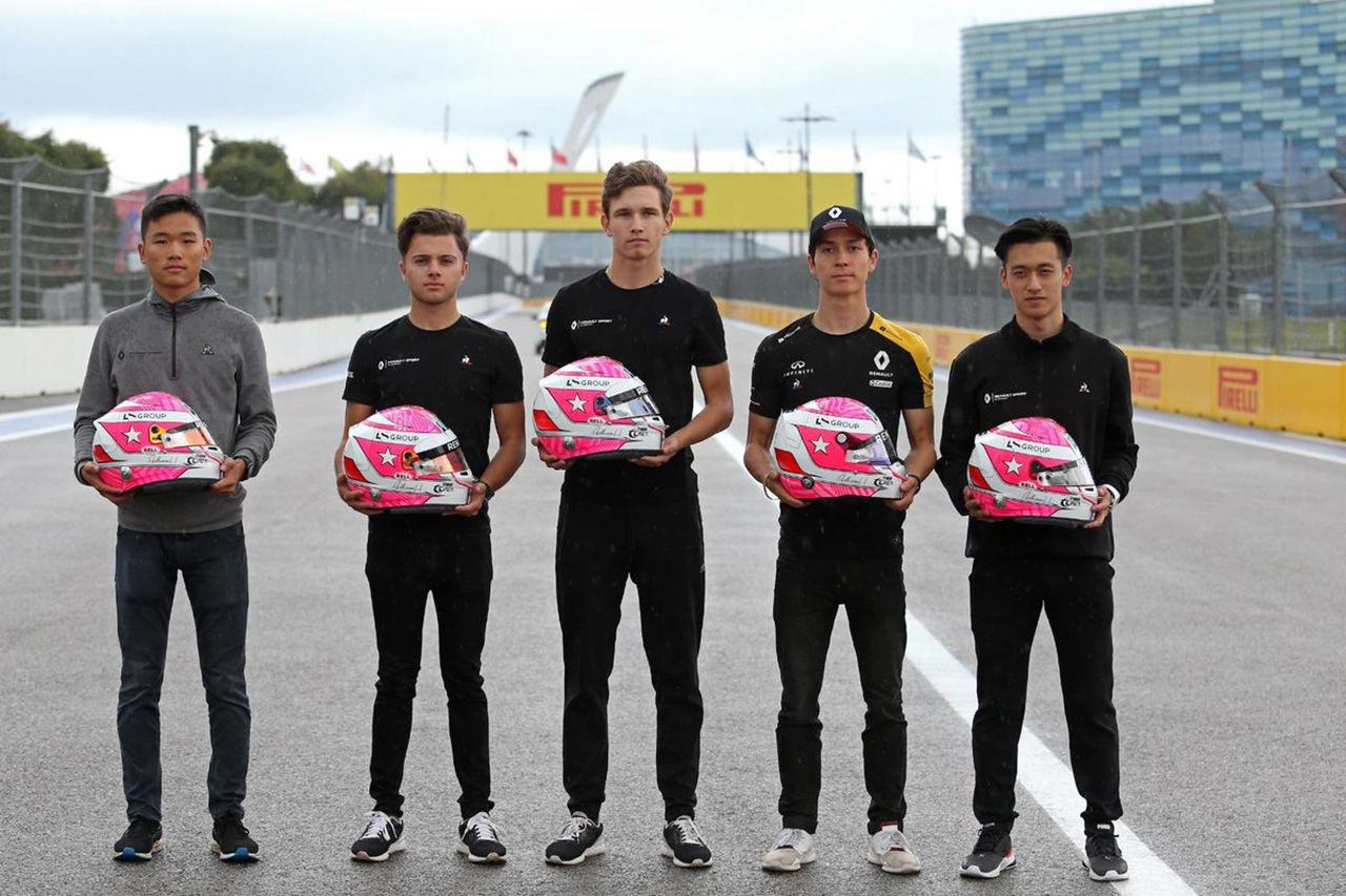 ルノーF1、アカデミードライバー全員がユベール仕様のヘルメットを着用