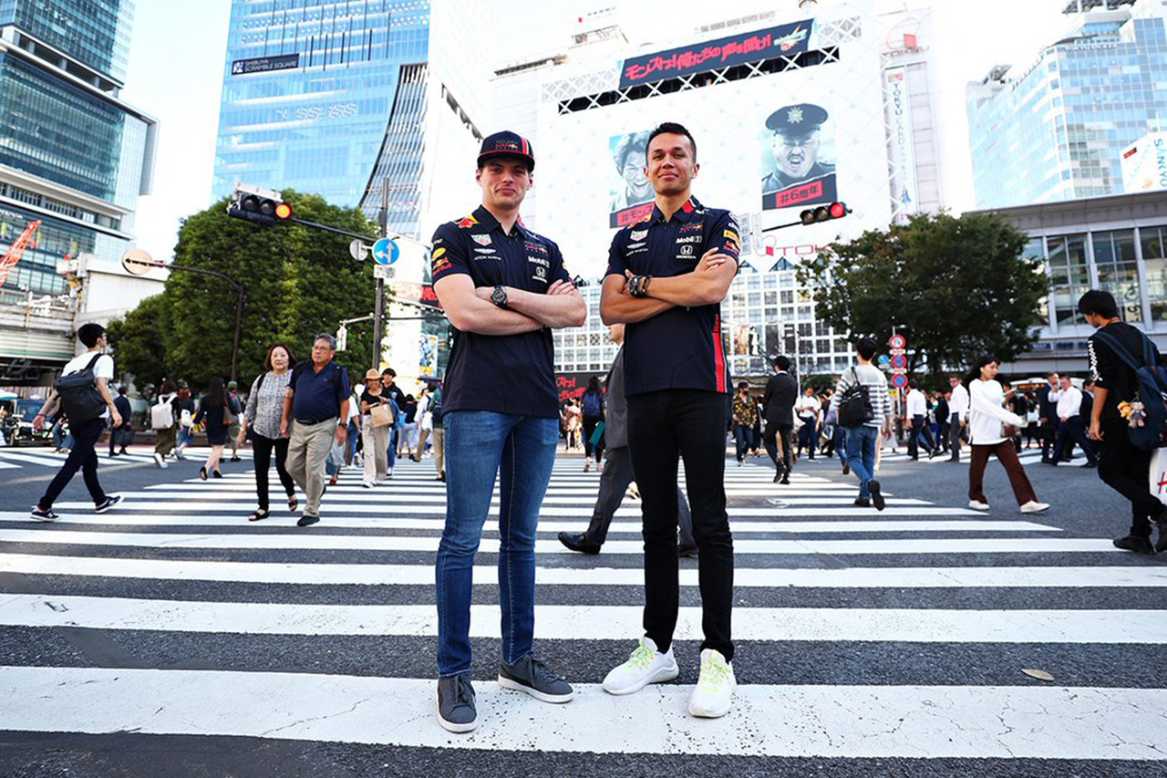 フェルスタッペン＆アルボンが渋谷スクランブル交差点に出没