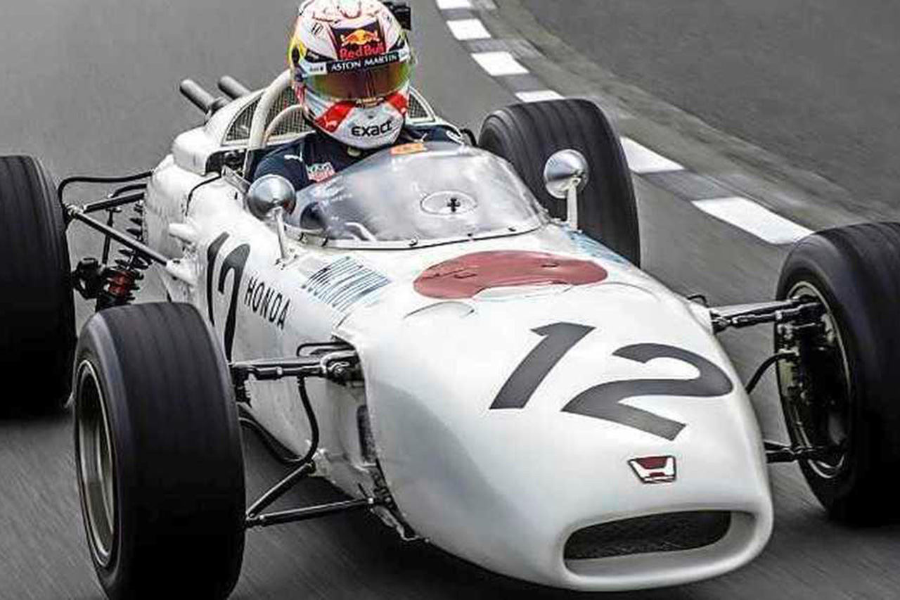 フェルスタッペン、ホンダのF1初優勝マシン『RA272』をドライブ