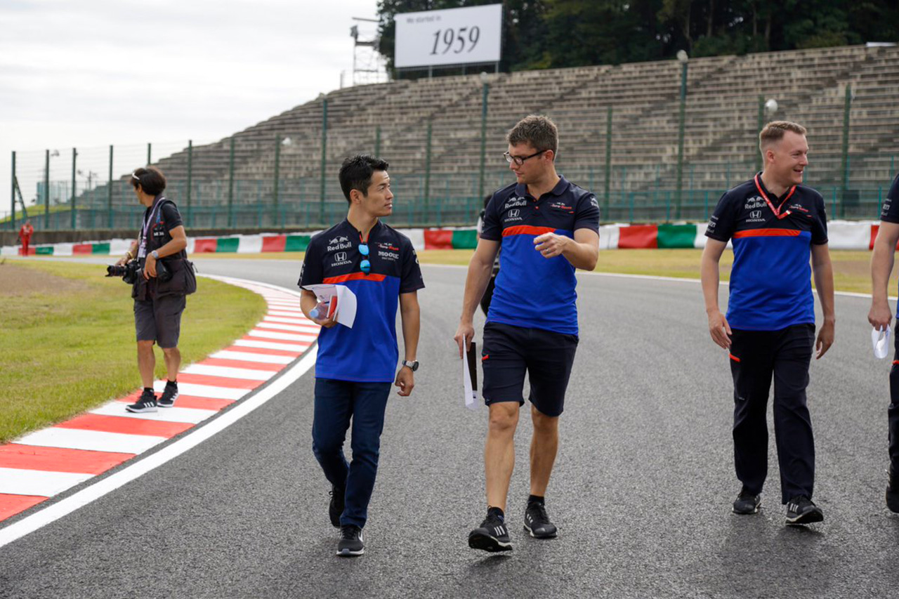 山本尚貴、トロロッソ・ホンダのウェアでトラックウォーク / F1日本GP