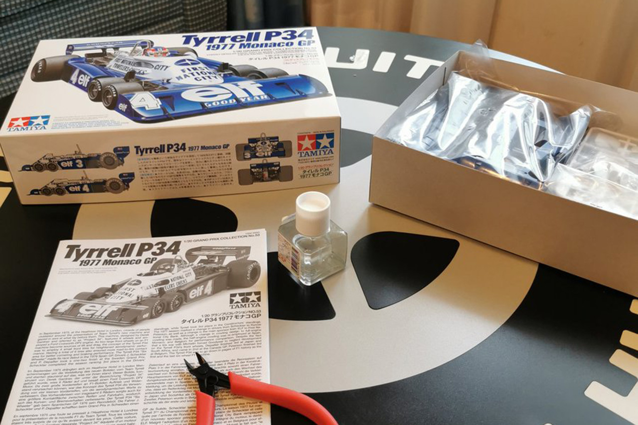 ロマン・グロージャン、土曜日は部屋でティレル P34のプラモデル作り