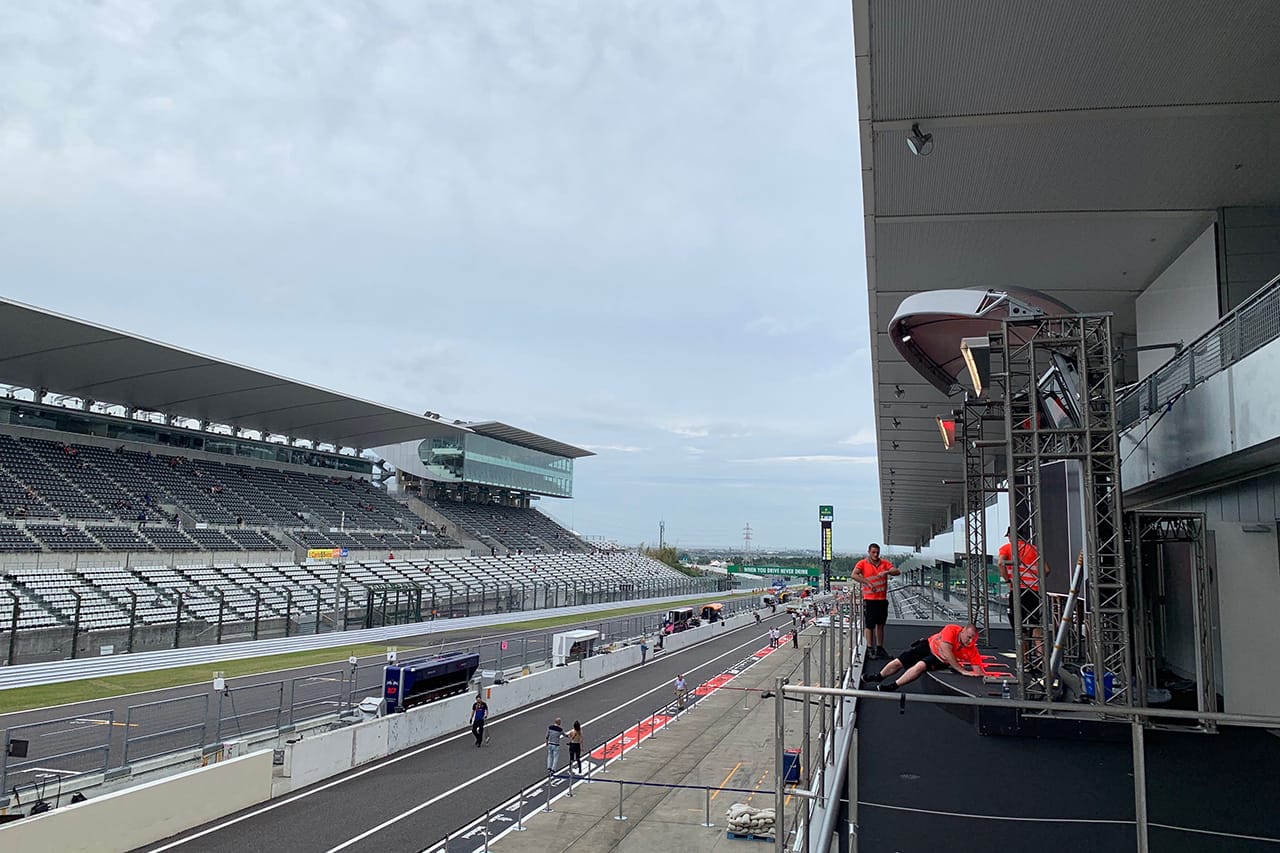 F1日本GP:台風19号直撃に備えて鈴鹿サーキットの各設備を一時撤去