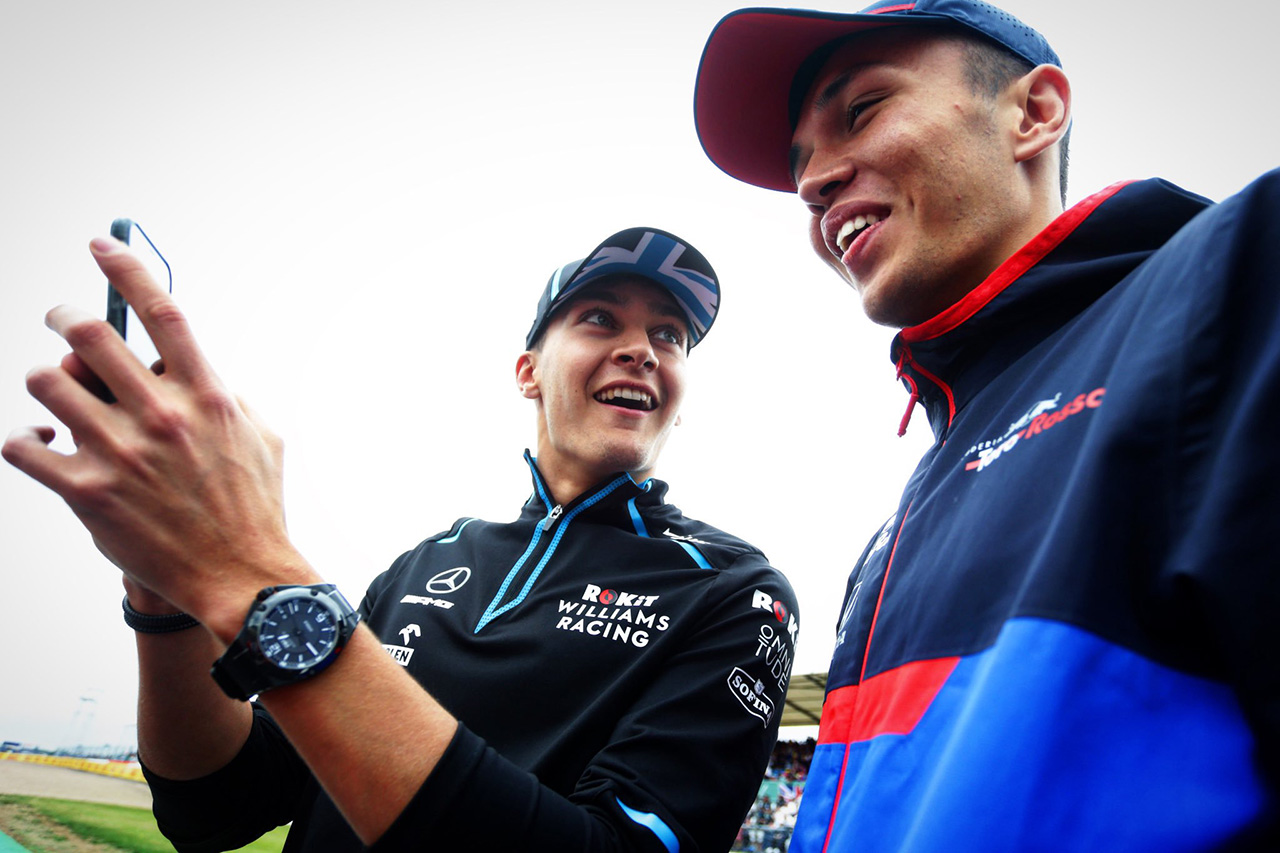 アレクサンダー・アルボン、F1でノーポイントのラッセルをからかう