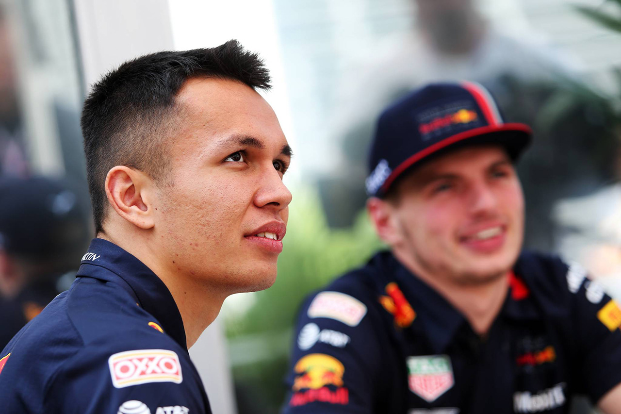 レッドブルF1 「アルボンを2020年のドライバーに決定するには時期尚早」