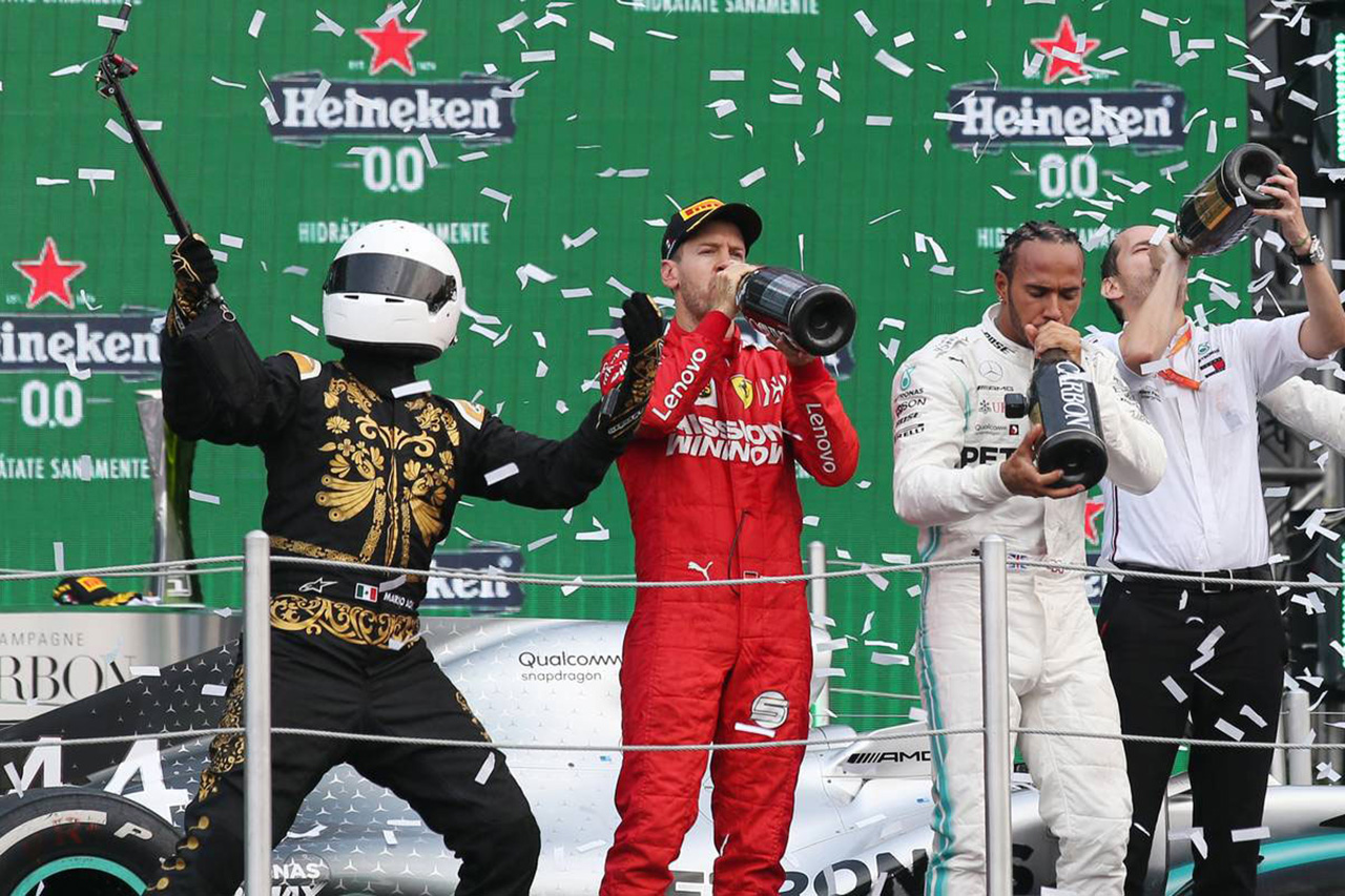 ベッテル、F1メキシコGPの“ダサいトロフィー”と“セルフィー男”に不満