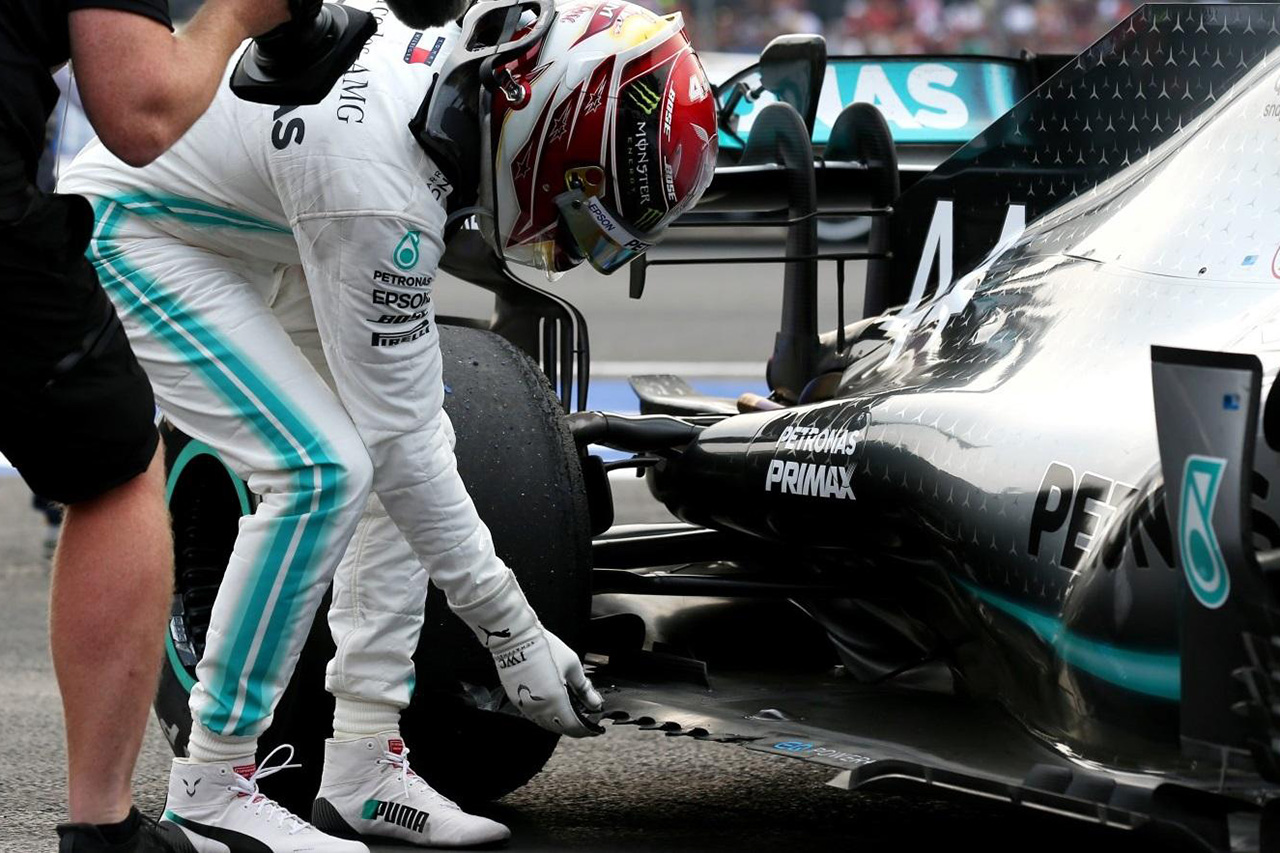 ルイス・ハミルトン、1周目のフロア損傷で7秒のレースタイムが犠牲