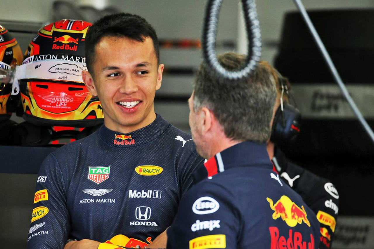 レッドブルF1代表、最後尾から5位まで挽回したアルボンを大絶賛