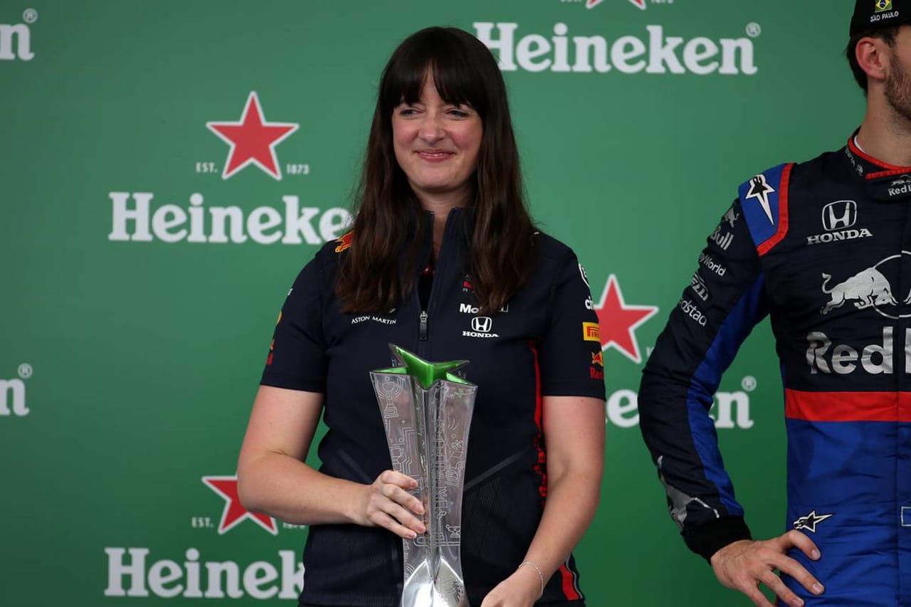 レッドブルF1代表、女性ストラテジストのハンナは「働くお母さんの鏡」