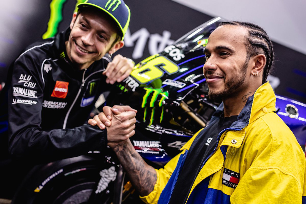 F1王者ルイス・ハミルトン、ロッシのMotoGPマシンでクラッシュ？