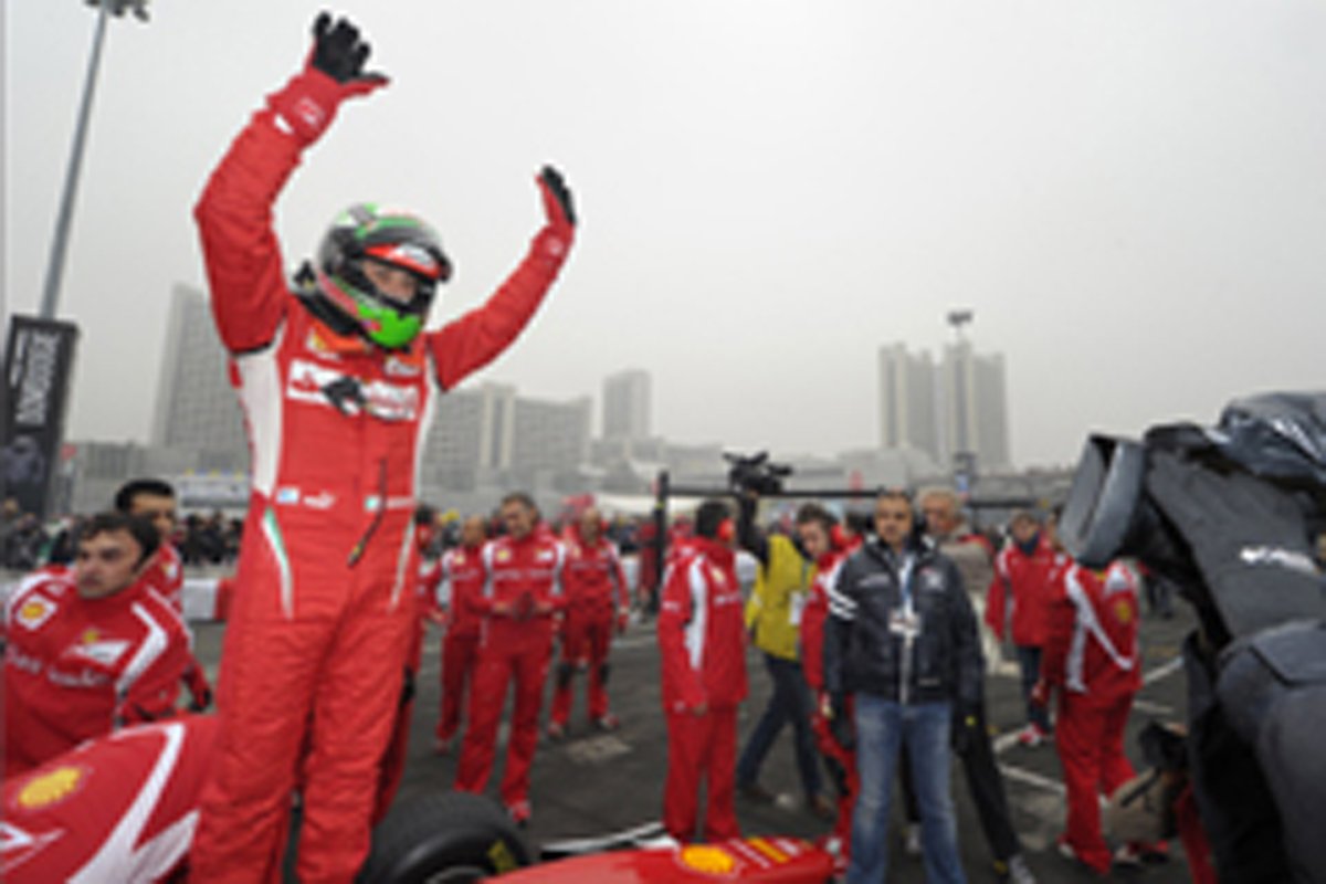 ジャンカルロ・フィジケラ、ボロニャモーターショーでF1デモ走行