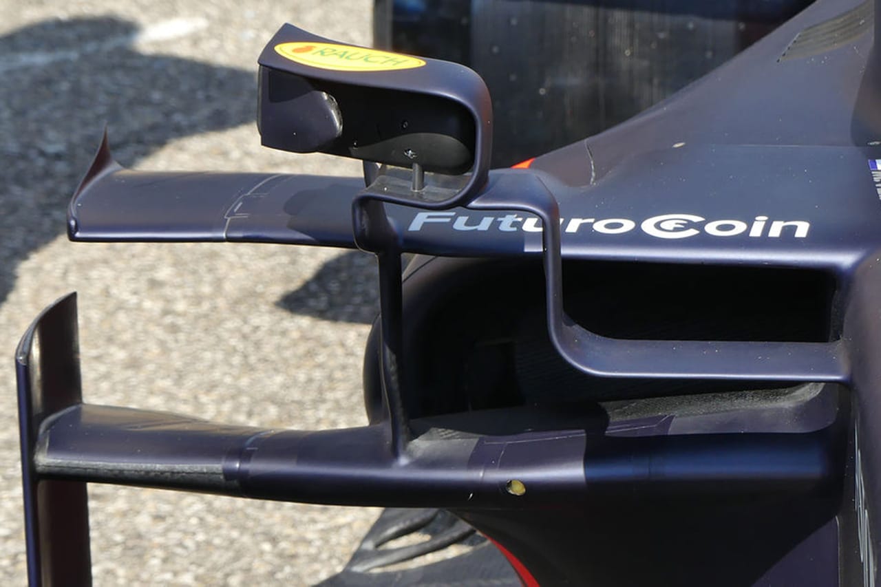 レッドブル・ホンダ RB15 | 複雑な形状のミラーマウント