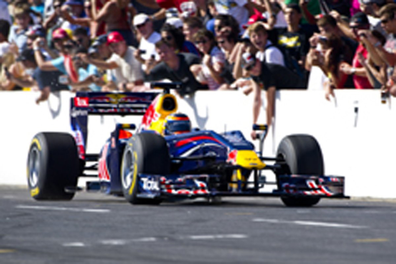 動画:レッドブル、南アフリカでF1デモ走行
