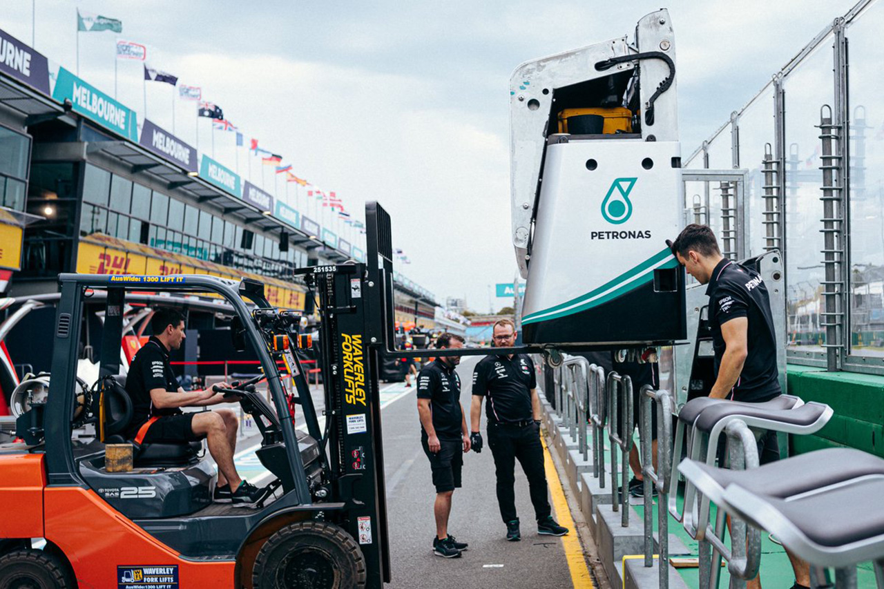 メルセデスF1チーム、ダイムラーからの電話で開幕戦の中止を決意