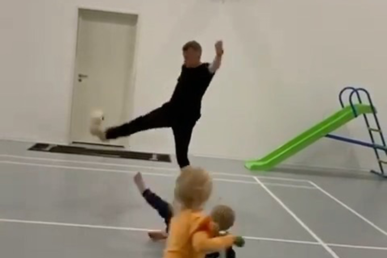 【動画】 キミ・ライコネン、トイレットペーパー・リフティングに挑戦