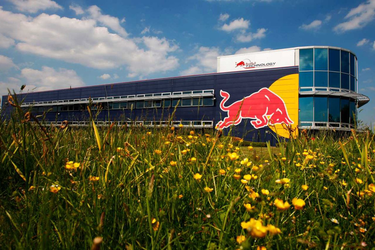 F1：外出制限によりイギリス拠点のF1チームもファクトリーを早期閉鎖