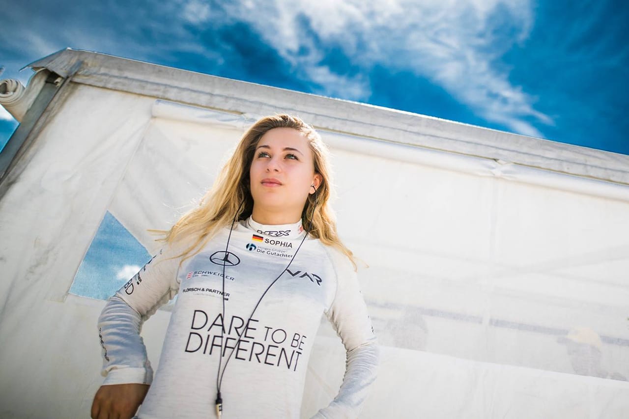 ソフィア・フローシュ、Wシリーズの女性だけのバーチャルレースを批判