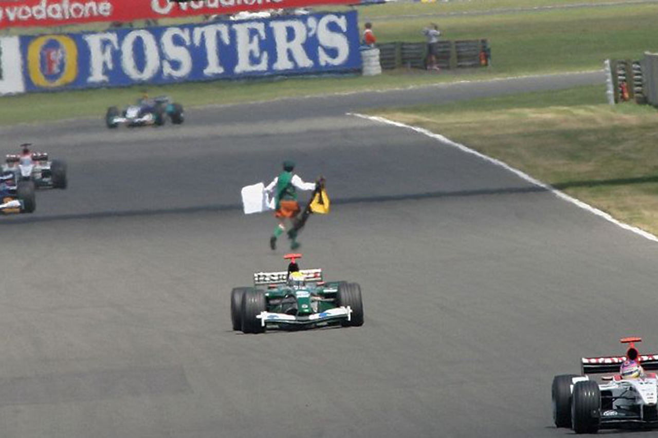 F1無料配信:2003年 F1イギリスGP “司祭がコースに乱入する珍事”