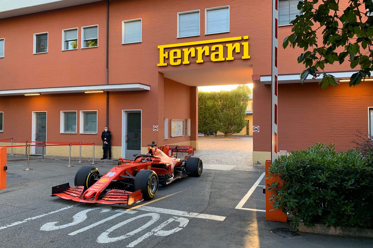 シャルル・ルクレール、今季マシン『SF1000』でマラネロの市街地を走行